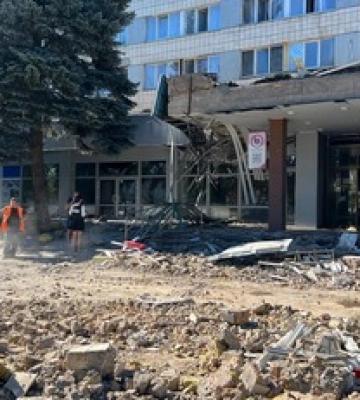 Удар окупантів по Миколаєву: зруйнований готель у центрі міста та пошкоджена будівля ТРЦ