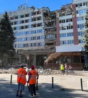 росіяни влучили у готель і ТЦ у центрі міста: подробиці щодо ранкових вибухів у Миколаєві