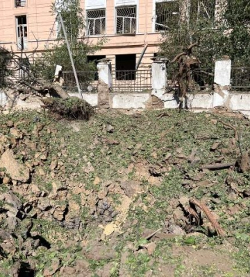 Окупанти вдарили по двох школах у Миколаєві: на подвір&#039;ях велетенські вирви