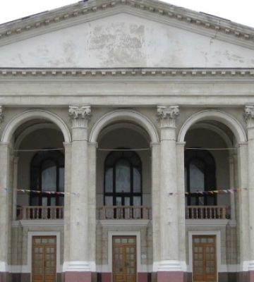 Загарбники облаштували в драмтеатрі Херсона склад боєприпасів