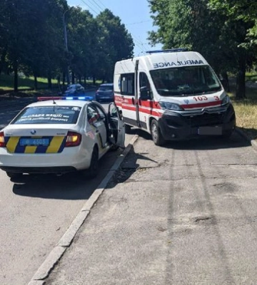У Рівному водій «швидкої» під час паркування наїхав на 32-річну пішохідку