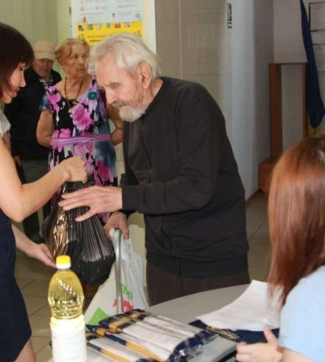 Гуманітарна допомога: у Дніпрі підопічним міського терцентру надають продуктові набори