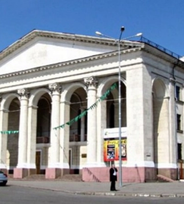 У херсонському драмтеатрі окупанти облаштували склад боєприпасів