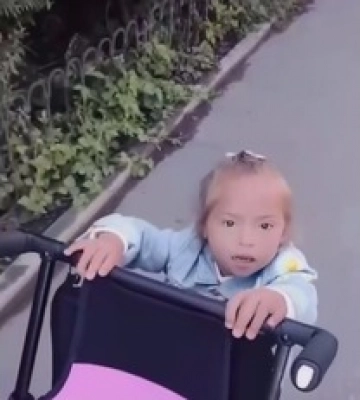 Дочь шла с мамой на развивающие занятия: видео за час до теракта в Виннице