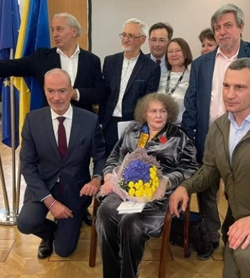Лина Костенко получила высшую награду Франции