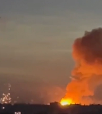 В оккупированной Кадиевке в Луганской области горит склад боеприпасов россиян
