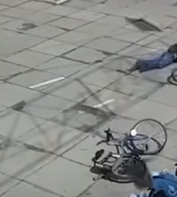 Люди у паніці падають на землю: відео моменту ракетного удару по Вінниці