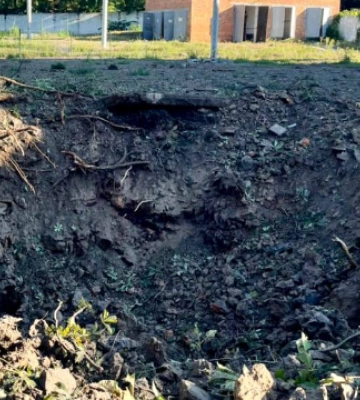Глубокие воронки и выбитые окна: последствия обстрела школ в Харькове
