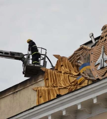 У Вінниці демонтують зруйнований російськими ракетами Будинок офіцерів – ОВА