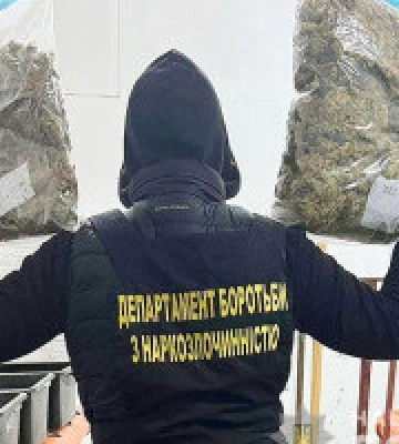 Вирощував та продавав: у Києві правоохоронці вилучили в чоловіка канабіса на понад 20 млн гривень (фото, відео)