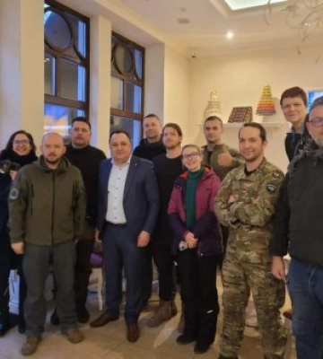 Команда чеських волонтерів щомісяця приїздить з допомогою у прифронтові області України
