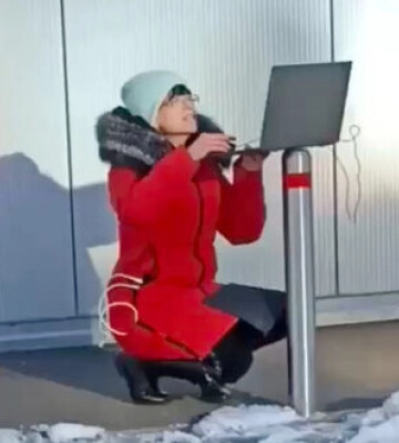 Київська вчителька веде урок, сидячи навпочіпки на вулиці. ВIДЕО ДНЯ