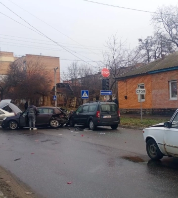 У Полтаві зіткнулися чотири автівки