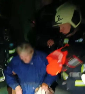 У Полтаві врятували двох людей із палаючого будинку