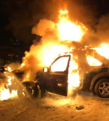 У Новояворівську згорів позашляховик (ФОТО)