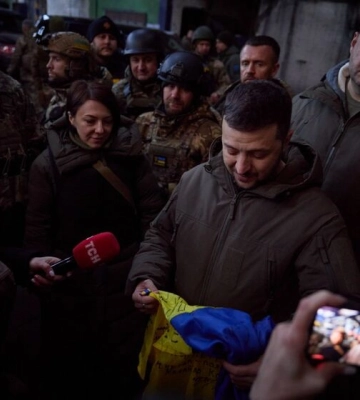 Подарок из Бахмута. Зеленский передаст Байдену и Конгрессу США украинский флаг, подписанный бойцами ВСУ