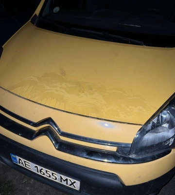Вночі невідомі познущалися над автівками дніпрян