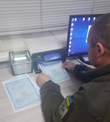 У пункті пропуску «Рені» викрили чоловіка, який «намалював» своїй дочці двох братів-близнюків