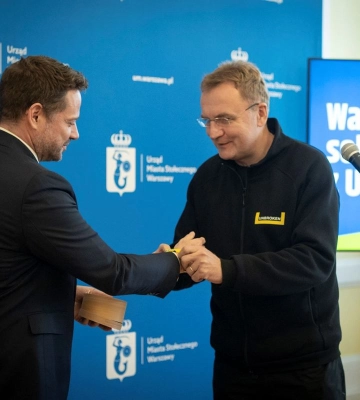 Уламок ракети в обмін на генератори: у Польщі відбулася зустріч мерів Львова та Варшави