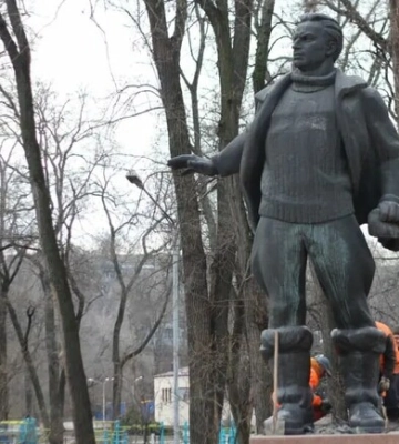 В парке Глобы демонтируют памятник советскому летчику