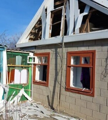 Наслідки ворожого удару зі ствольної артилерії по Очакову. ФОТОрепортаж