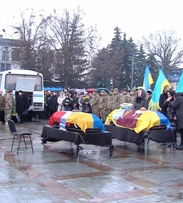 У Рівному на майдані Незалежності вшанували двох Героїв, які загинули за Україну (ВІДЕО)