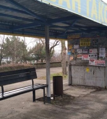 У Запоріжжі приводять до ладу зупинки громадського транспорту - фото