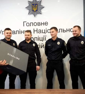 Starlink від поліцейських: із Рівного на передову передали станцію супутникового інтернет-зв&#039;язку