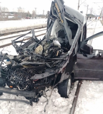 Во Львовской области столкнулись автомобиль и поезд