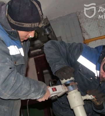 Майже 300 осель вже з теплом: в одній із багатоповерхівок Дніпра оперативно полагодили систему опалення 