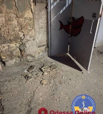 В Одессе женщине на голову упал фрагмент фасада