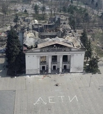 Замітають сліди злочину. Рашисти знесли половину драмтеатру в Маріуполі - Андрющенко
