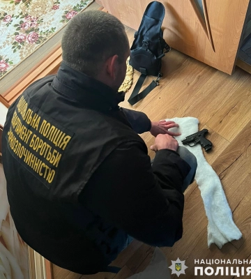 Зброю та наркотики вилучили поліцейські у жительки Вознесенська. Фото