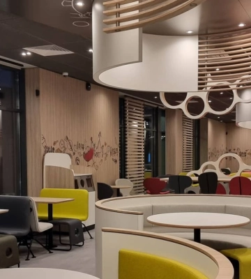 У Києві відкрили 2-поверховий McDonald’s неподалік Оболонської набережної