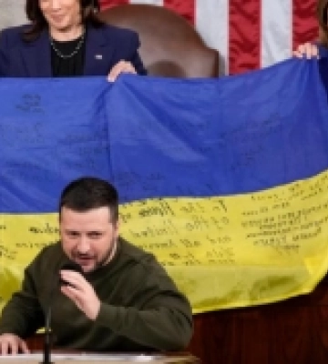 Луцький воїн підписав бойовий прапор, який Зеленський передав Конгресу США
