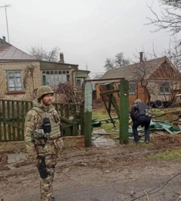 Поліцейські Закарпаття документують злочини загарбників та допомагають місцевому населенню на Сході