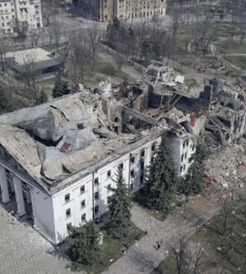 Окупанти знесли драмтеатр у Маріуполі, який бомбили навесні