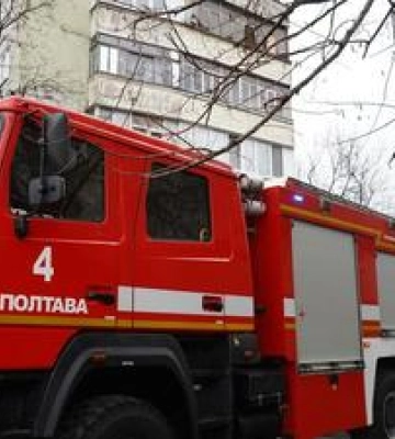 У Полтаві горіла квартира в багатоповерхівці: вогнеборці врятували чотирьох осіб