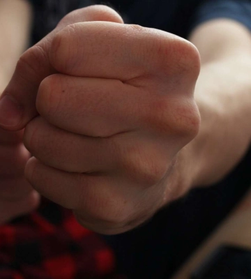 У Кам&amp;#039;янському жінка жорстоко побила сусідку на очах у маленької дитини