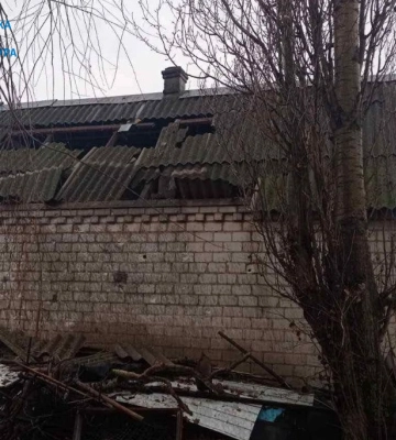 Росіяни обстріляли Херсон з РСЗВ, є загиблий — фото руйнувань