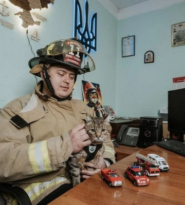 Всемирно известный кот Степан проведал в Харькове спасателей ГСЧС