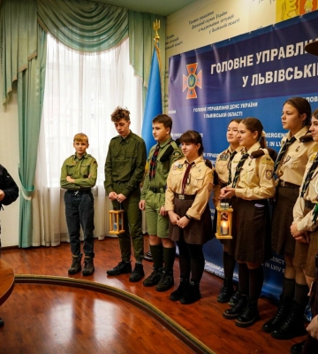 Рятувальникам Львівщини передали Вифлеємський вогонь миру