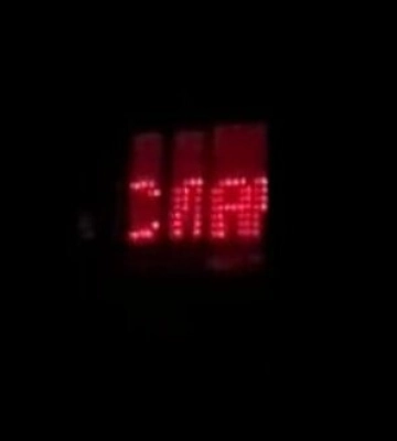 Киевлянин во время отключения света в его доме устроил в своем окне световое шоу с патриотическими лозунгами. ВIДЕО