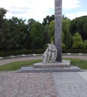 У Полтаві залишать &quot;вічний&quot; вогонь та комуністичні монументи