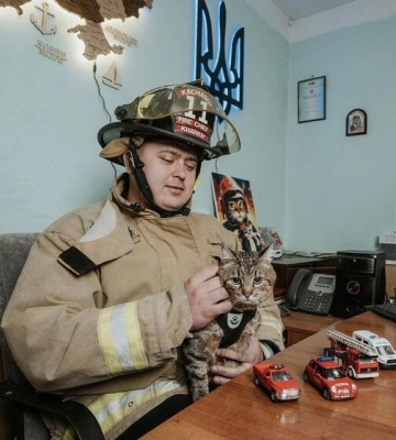 Всемирно известный кот Степан проведал в Харькове спасателей ГСЧС