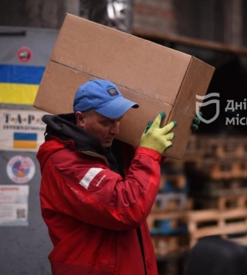 Волонтери Дніпра передали воїнам та переселенцям продукти харчування, медикаменти та засоби гігієни