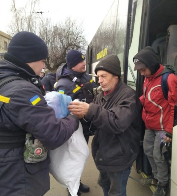 Рятувальники допомагають мешканцям Донеччини евакуюватися до безпечних регіонів