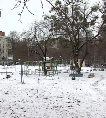 Загадкова смерть: у Рівному, у дворі багатоповерхівок виявили тіла двох чоловіків (ВІДЕО)