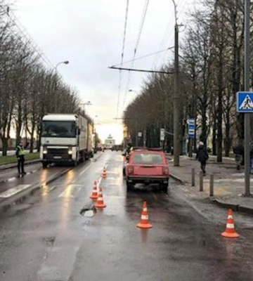 У Рівному під колеса авто потрапили жінка та дитина (ВІДЕО)