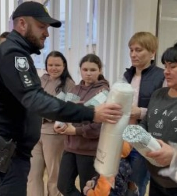 Патрульні поліцейські Закарпаття передали гуманітарну допомогу вимушеним переселенцям